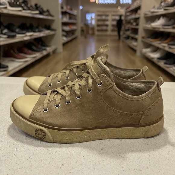 UGG Australia Evera Beige Sheepskin Lined Boots - Picture 1 of 8